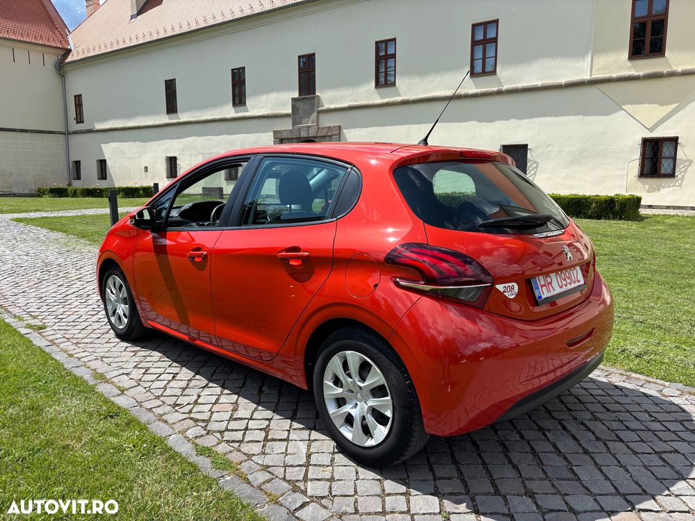 Peugeot 208 - 8
