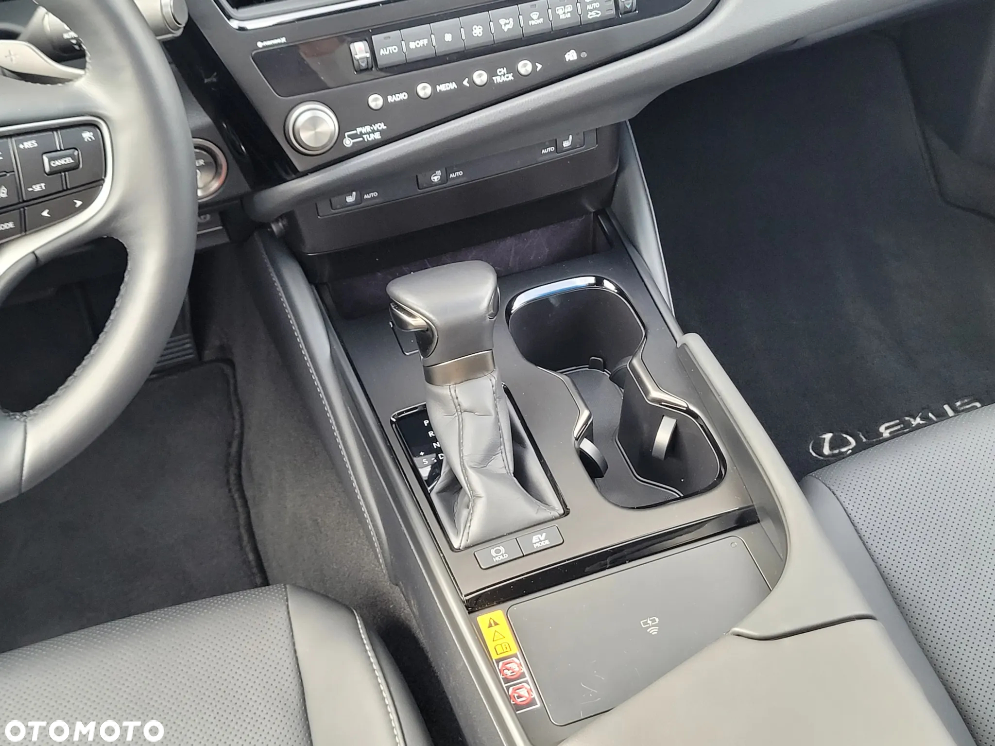 Lexus ES 300h F Sport Design - 18
