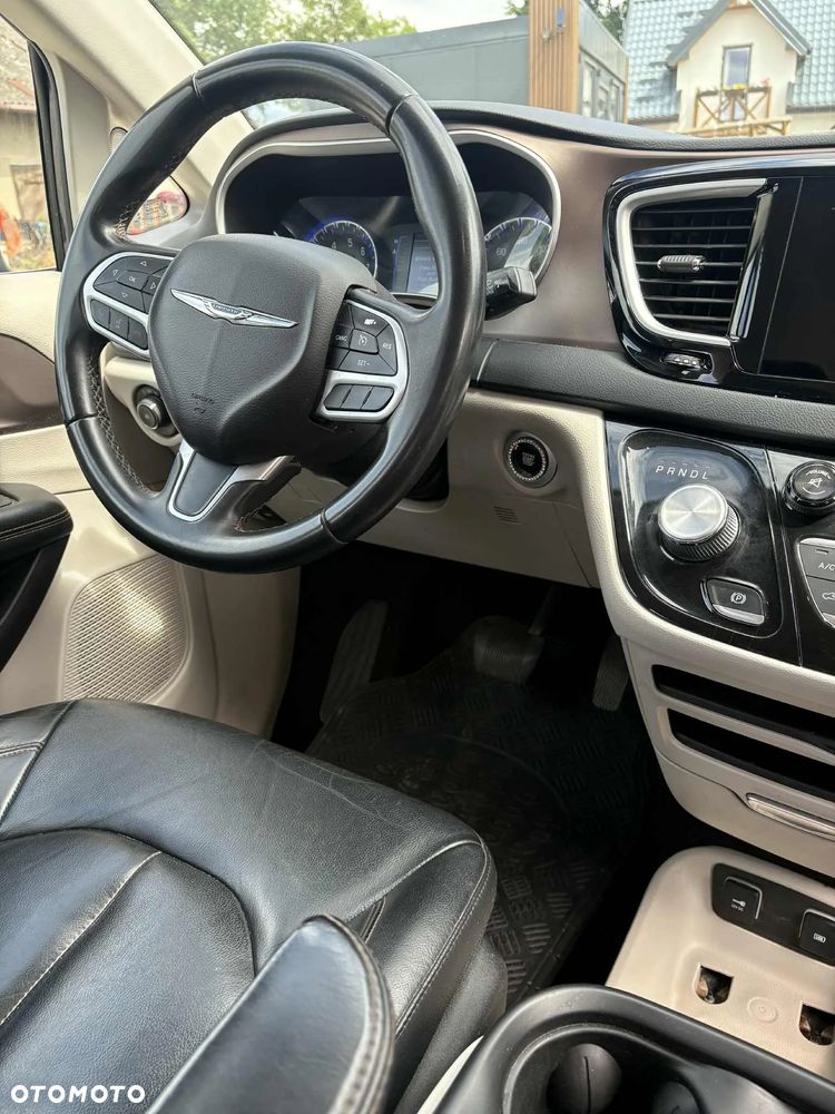 Chrysler Pacifica - 16