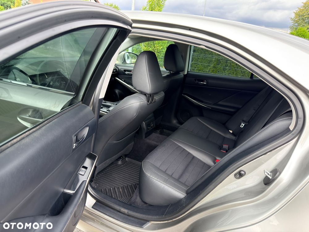 Lexus IS 300h F Sport - 18