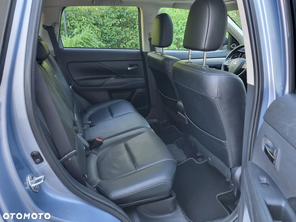 Mitsubishi Outlander Instyle NAVI + - 12
