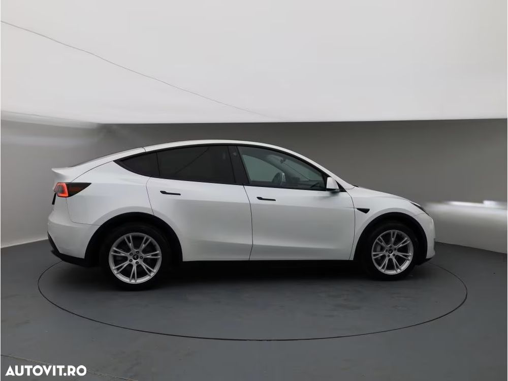 Tesla Model Y AWD Performance - 10