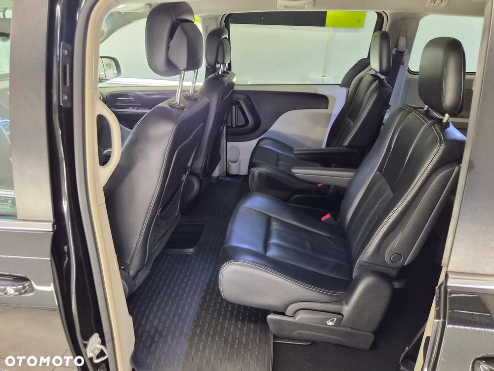 Chrysler Town & Country 3.6 Limited - 19