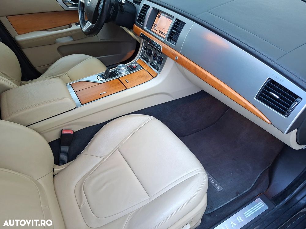 Jaguar XF 2.2D - 19