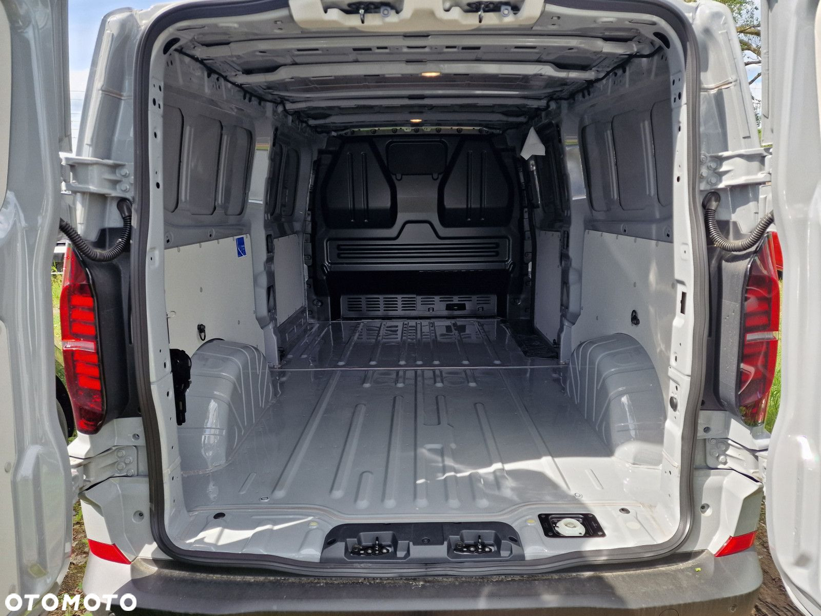 Volkswagen Transporter 2.0 TDI Manual - 8