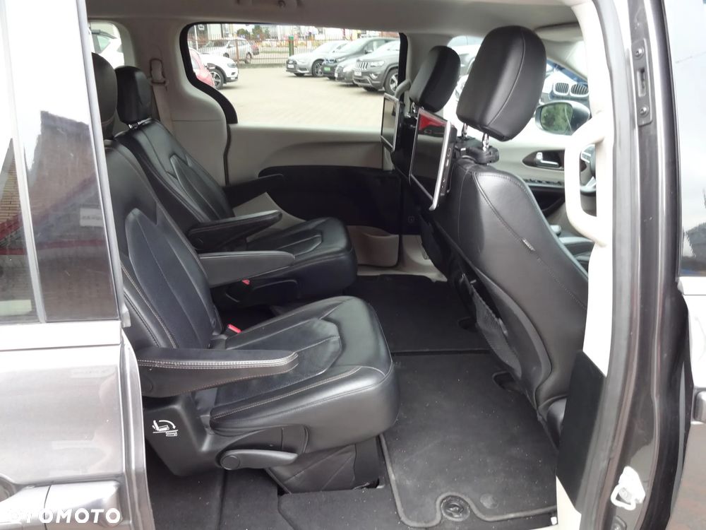 Chrysler Pacifica - 10