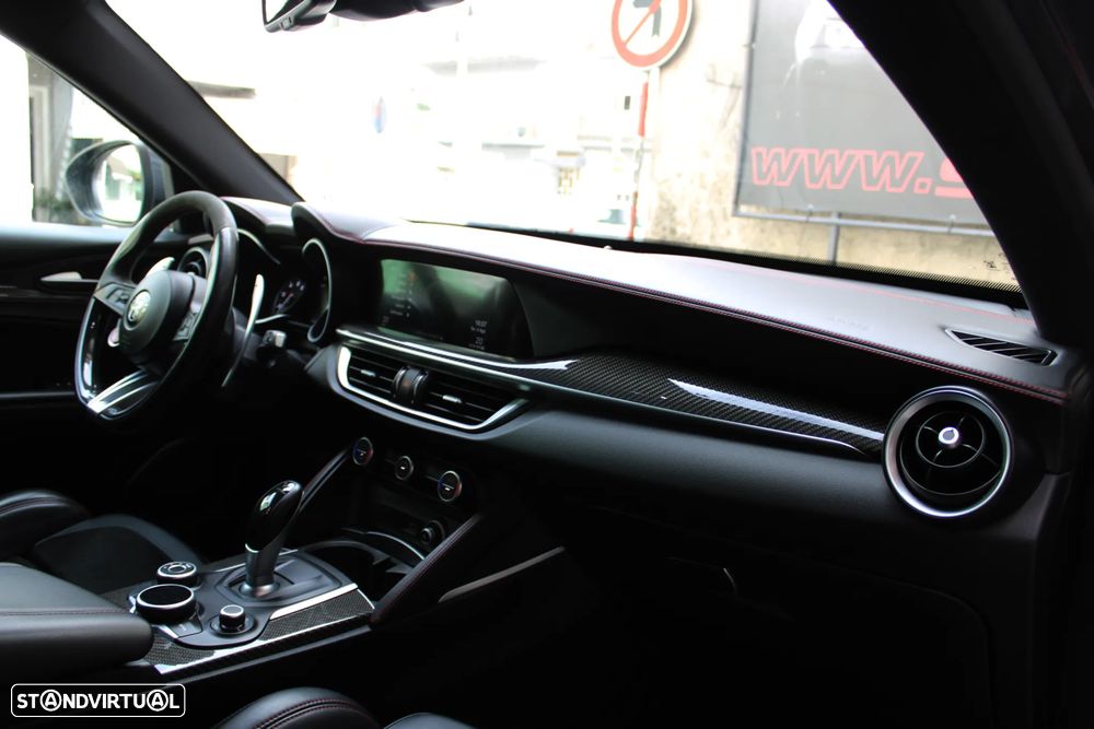 Alfa Romeo Stelvio V6 2.9 Bi-Turbo AT8-Q4 Quadrifoglio - 33