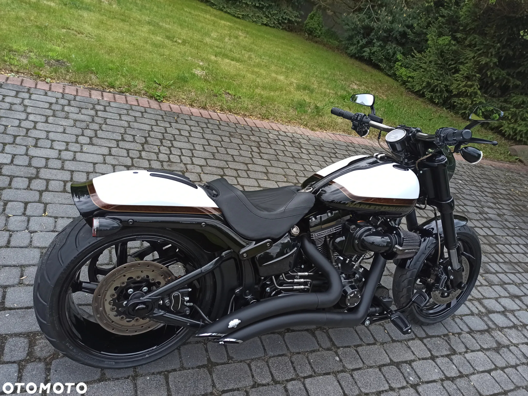 Harley-Davidson Softail Breakout - 10