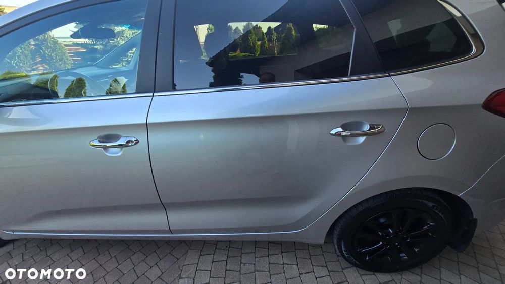 Kia Carens - 22