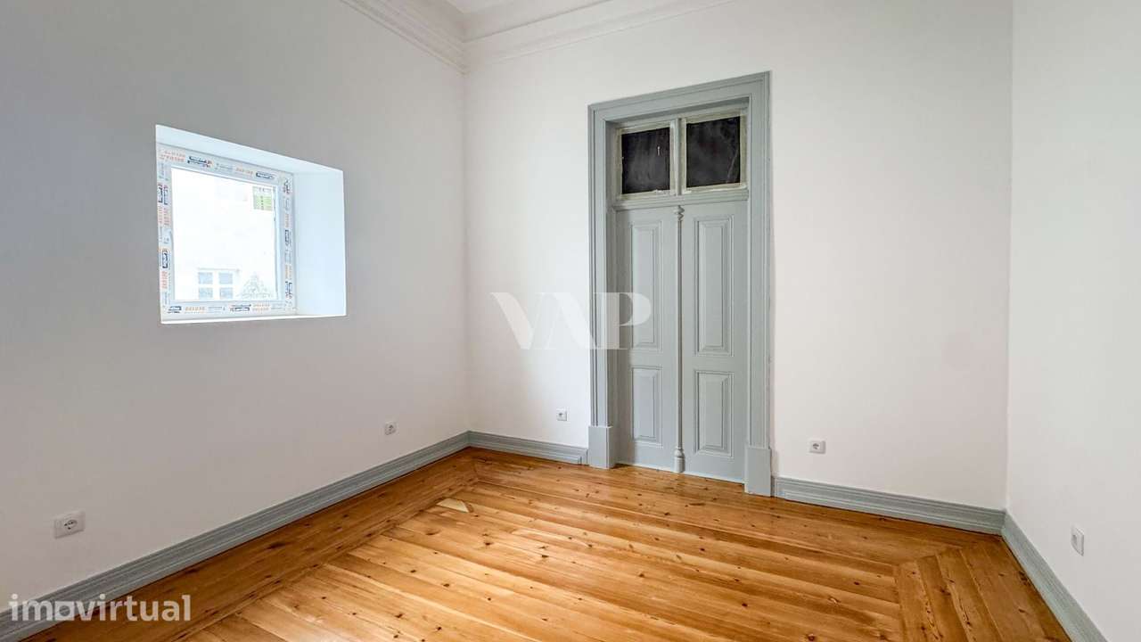 Apartamento T6 para Remodelação com Açoteia e Elevado Potencial de Inv - Grande imagem: 4/27