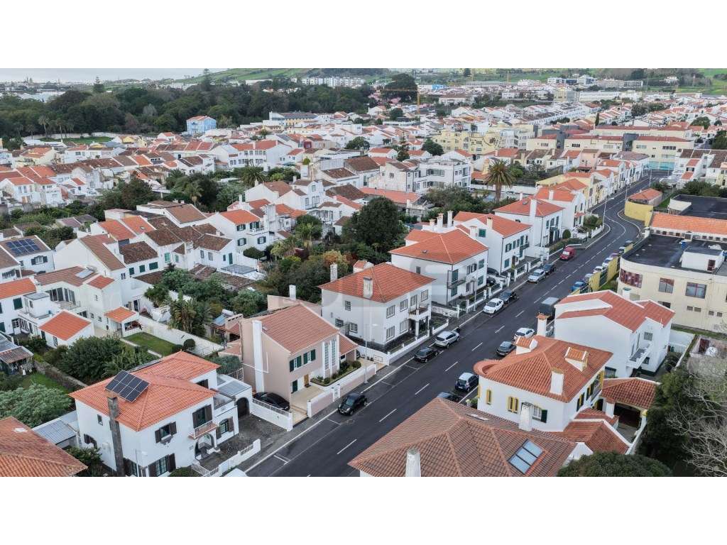 Moradia V6 Isolada no Centro de Ponta Delgada - Grande imagem: 2/38