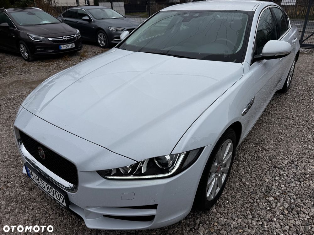 Jaguar XE 2.0 T Prestige - 9