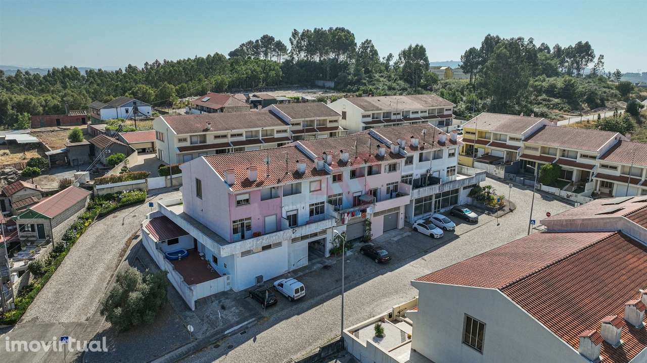 🏡 Moradia em Banda T3 + Armazém – Lustosa, Lousada - Grande imagem: 2/28