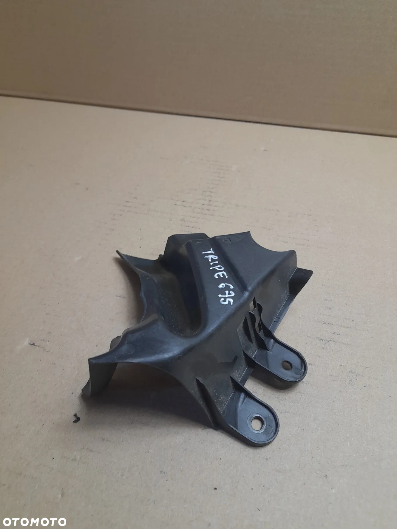 TRIUMPH STREET TRIPLE R 675 Osłona silnika 2308421 - 5