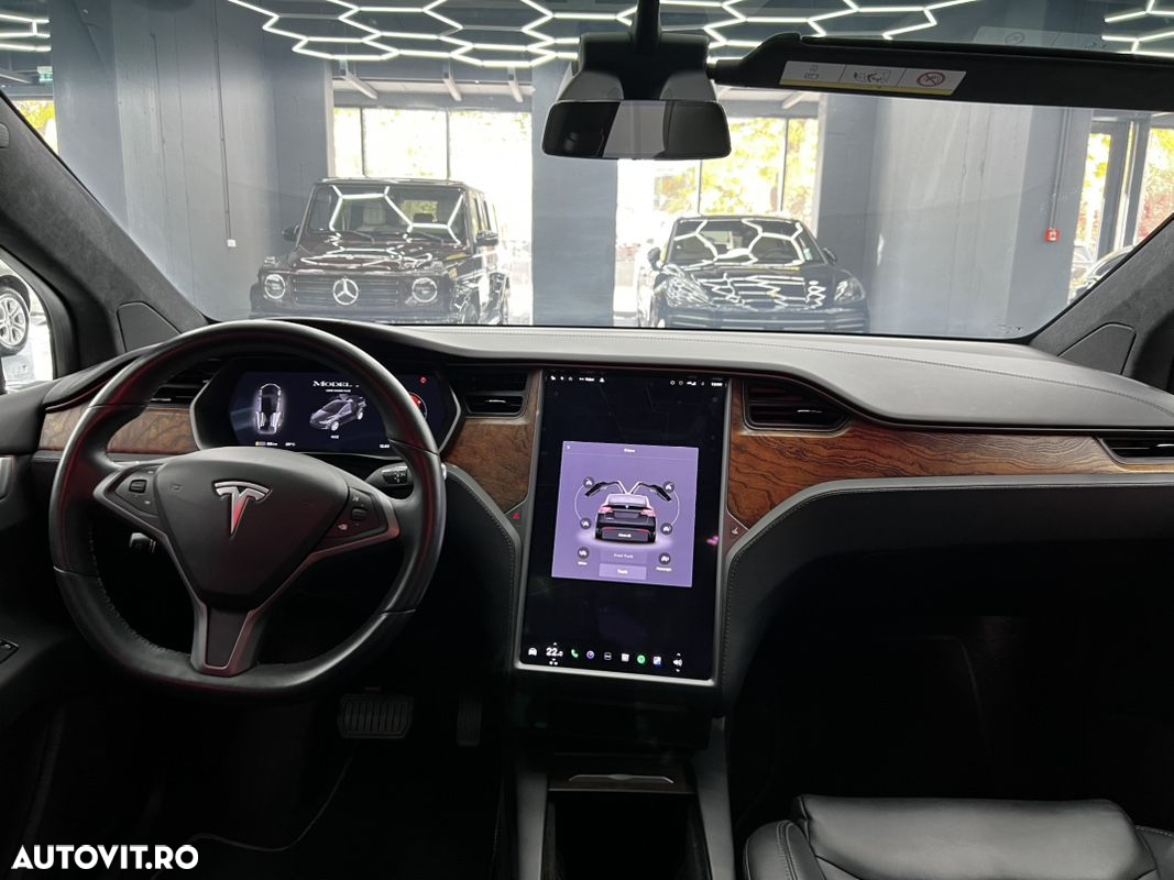 Tesla Model X - 11