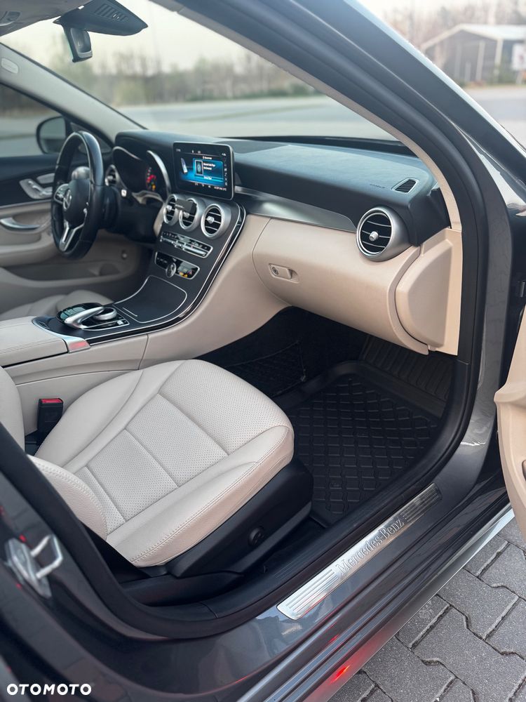 Mercedes-Benz Klasa C 300 4Matic 9G-TRONIC AMG Line - 22