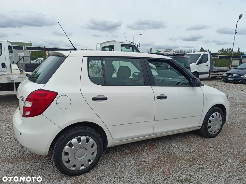 Skoda Fabia 2009 photo 3