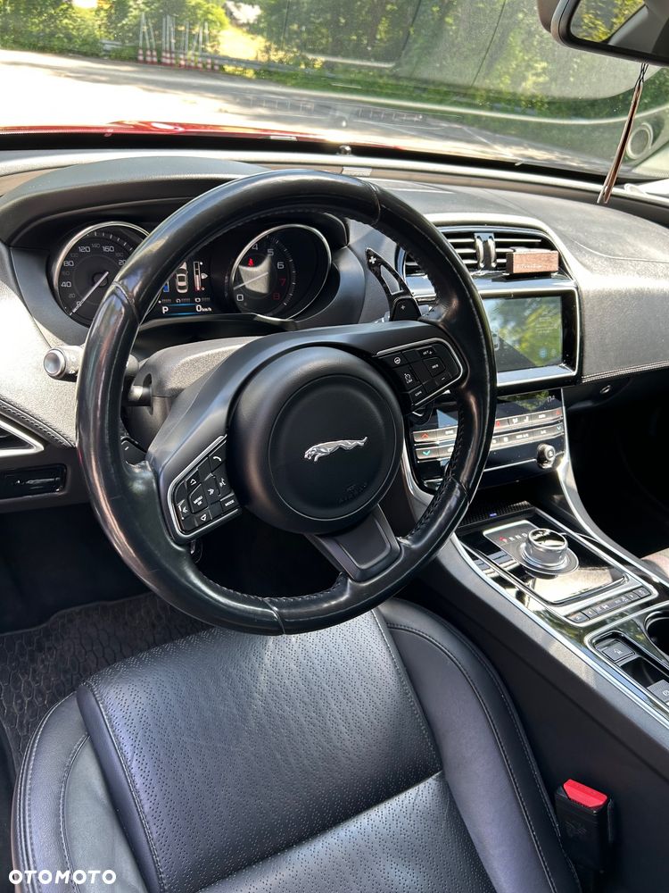 Jaguar XE 2.0 T Portfolio - 7