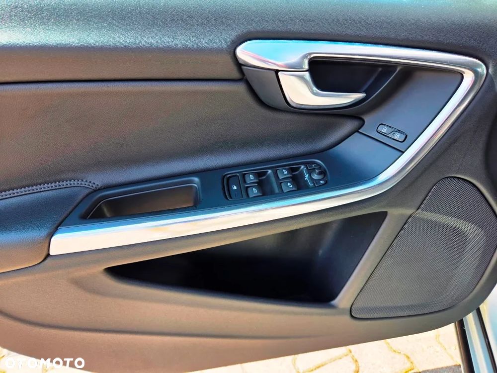 Volvo V60 D2 Momentum - 24
