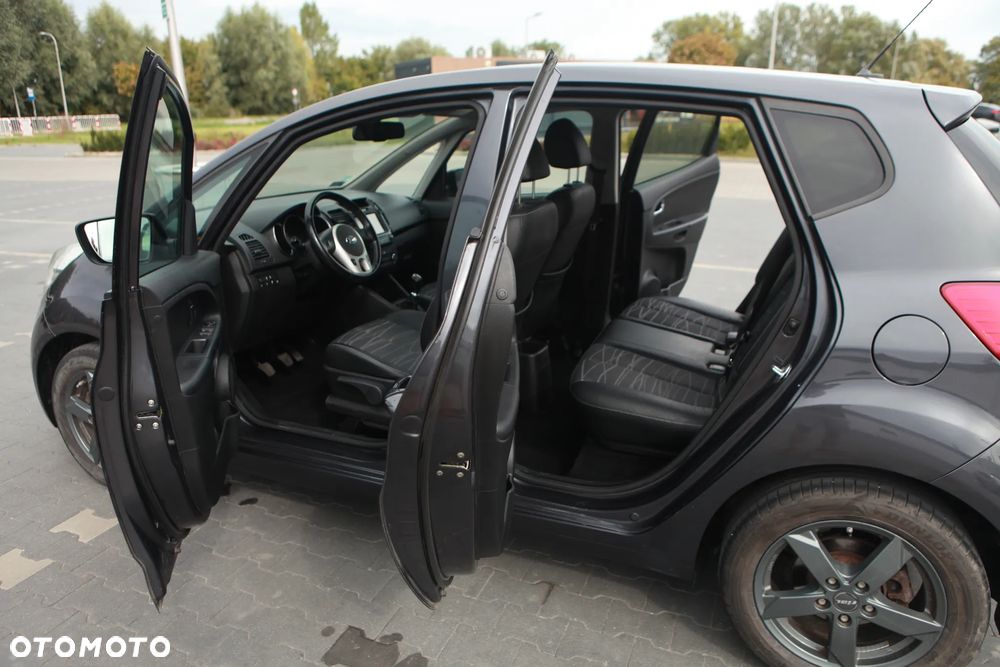 Kia Venga - 10