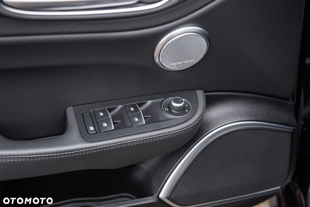 Alfa Romeo Giulia 2.0 Turbo 16V AT8-Q4 Veloce - 22