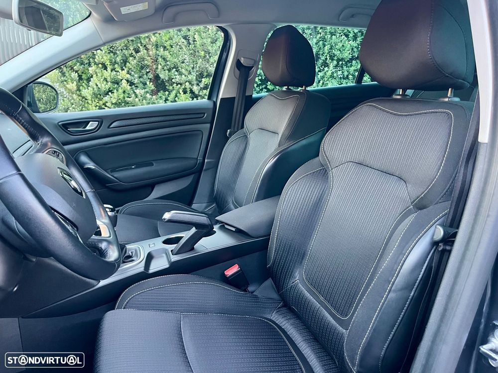 Renault Mégane Sport Tourer 1.2 TCE Limited SS - 24