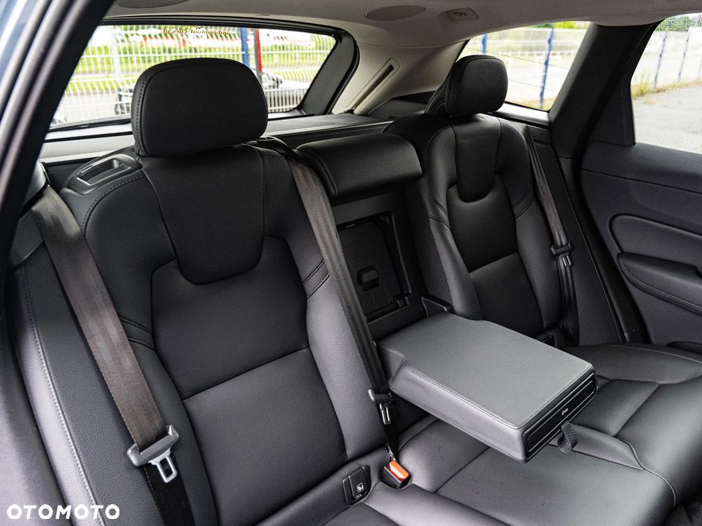 Volvo XC 60 B4 B Plus Dark - 27