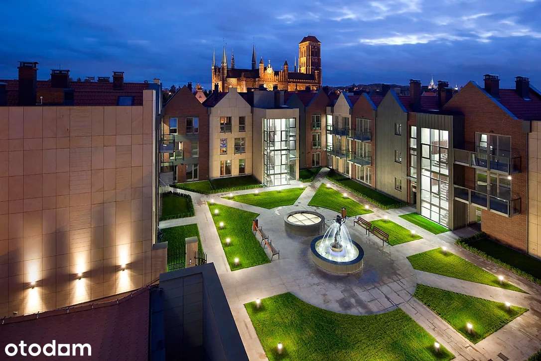 Apartament z pięknym widokiem na stare miasto i dużą loggią .