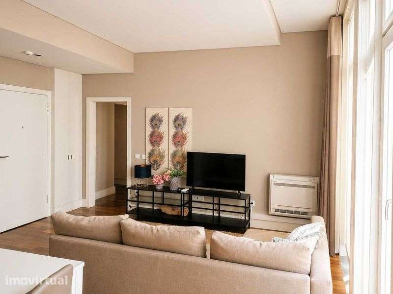 Apartamento T1 elegante na Sé, junto à Praça Almeida Garrett. - Grande imagem: 2/10