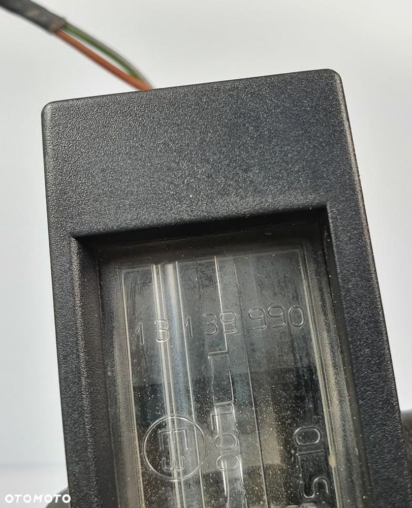 LAMPKA OŚWIETLENIA TABLICY REJESTRACYJNEJ OPEL ASTRA III H 13 139 990 - 3