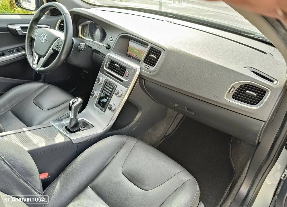 Volvo V60 Cross Country 2.0 D3 Momentum - 20