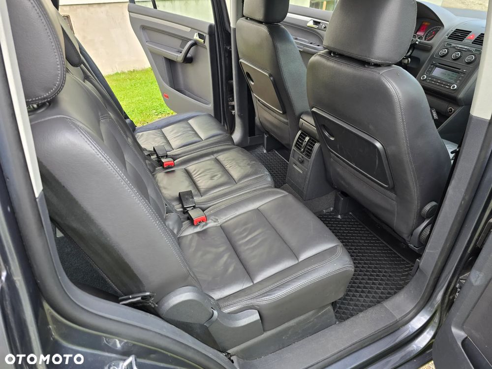 Volkswagen Touran - 12