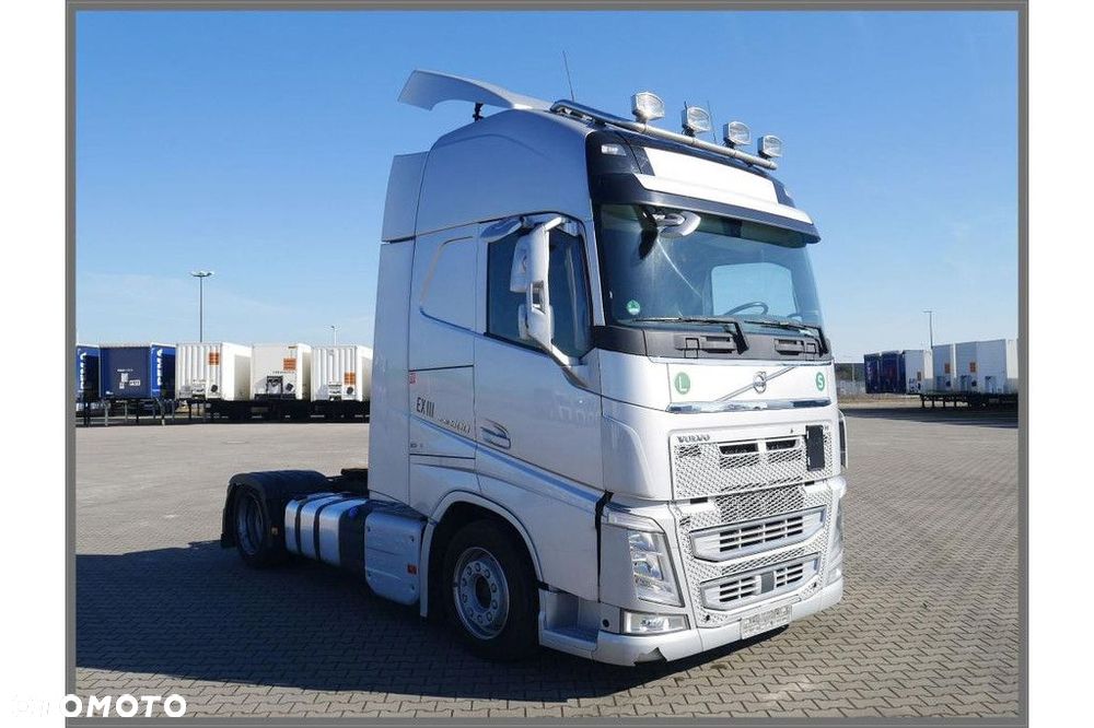 Volvo Vehicle Tractor 4x2 Mega (Low) - 22