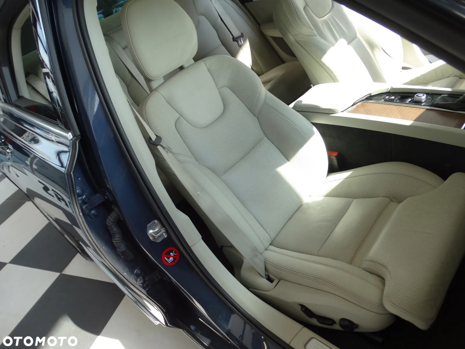 Volvo S90 T4 Momentum Pro - 17