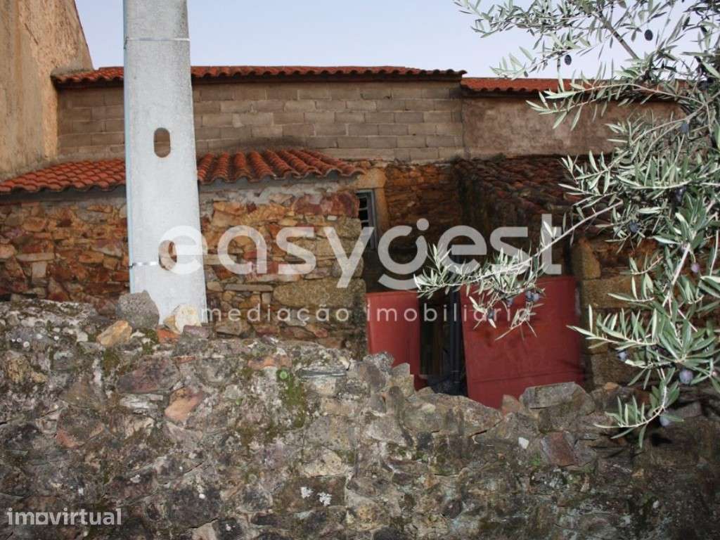 Casa típica para recuperação em aldeia do Salvador na Beira Baixa. - Grande imagem: 4/33