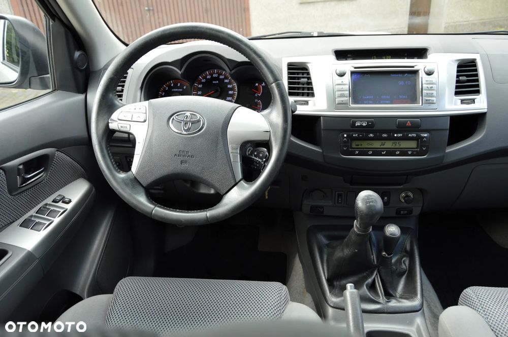 Toyota Hilux 3.0 D-4D SR5 - 18