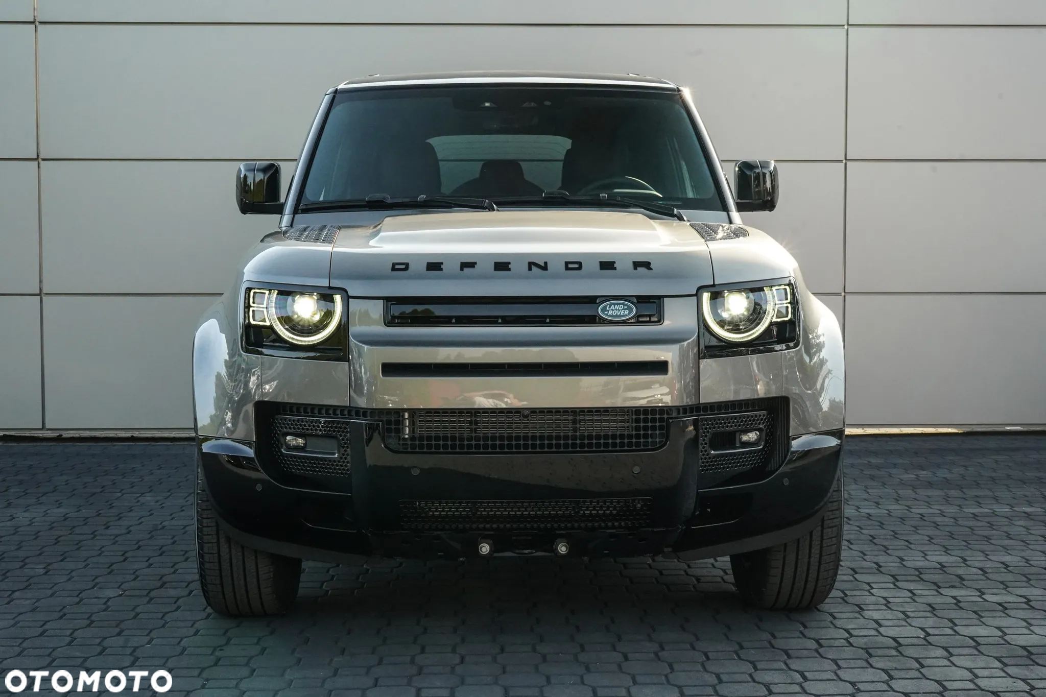 Land Rover Defender - 25