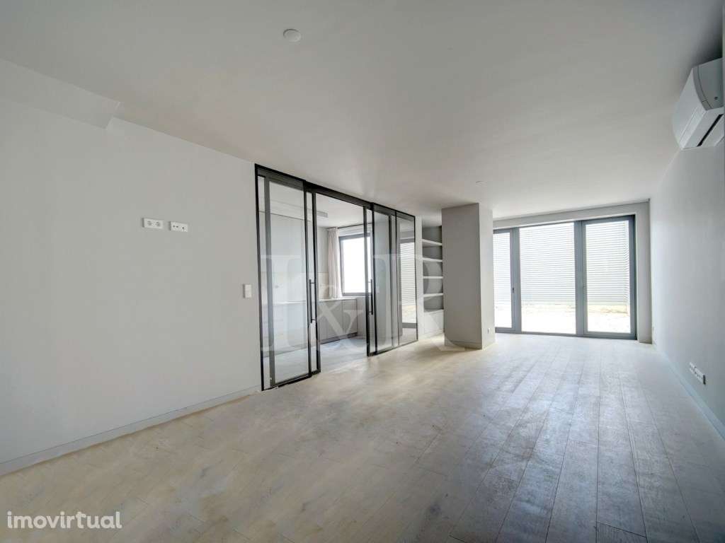 Apartamento T2 duplex com terraço, junto à Praça de Espanha - Grande imagem: 2/46