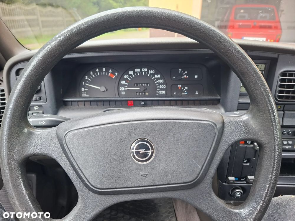 Opel Omega 2.4i GL - 40