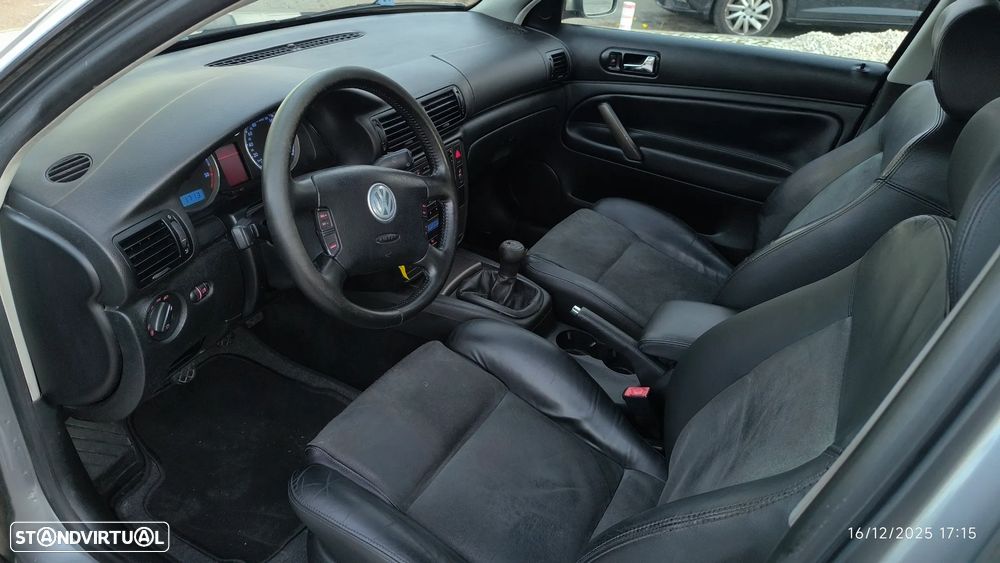 VW Passat 1.9 TDi Highline - 35