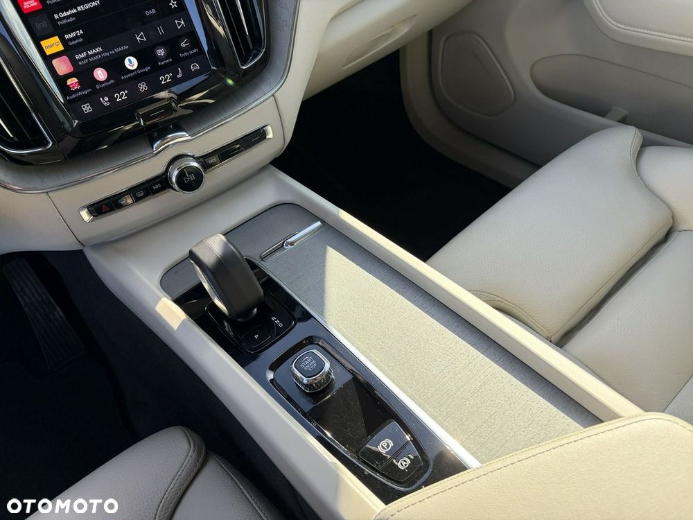 Volvo XC 60 B4 D AWD Plus Dark - 21