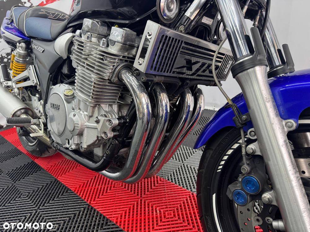 Yamaha XJR - 36