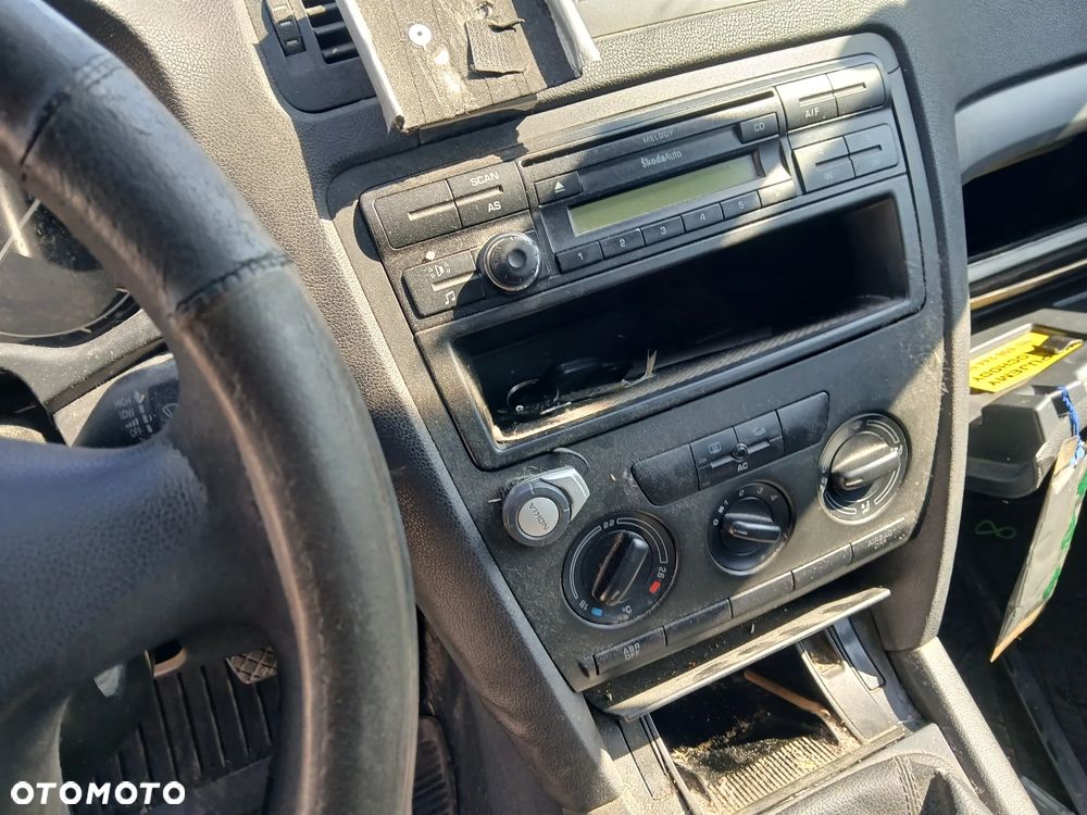 skoda octavia II 2 kombi LA7W fotel fotele kanapa deska kokpit podsufitka boczek boczki klamka - 5