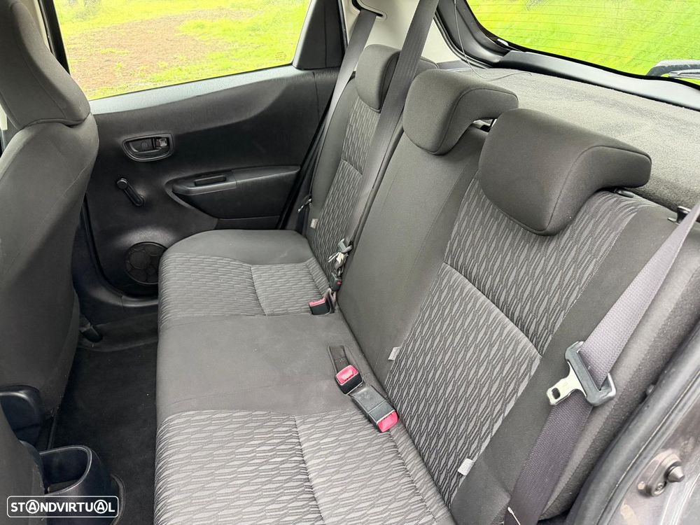 Toyota Yaris 1.0 VVT-i Comfort c/ Design-Pack - 13
