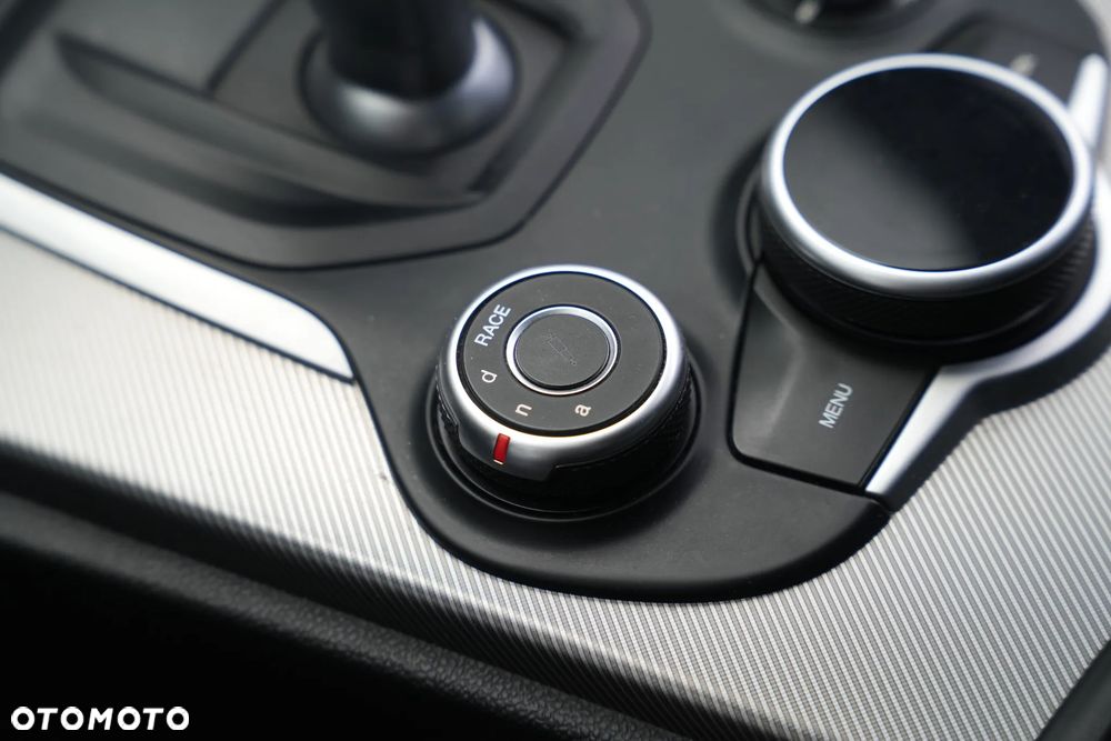 Alfa Romeo Stelvio 2.0 Turbo 16V AT8-Q4 Veloce Ti - 14