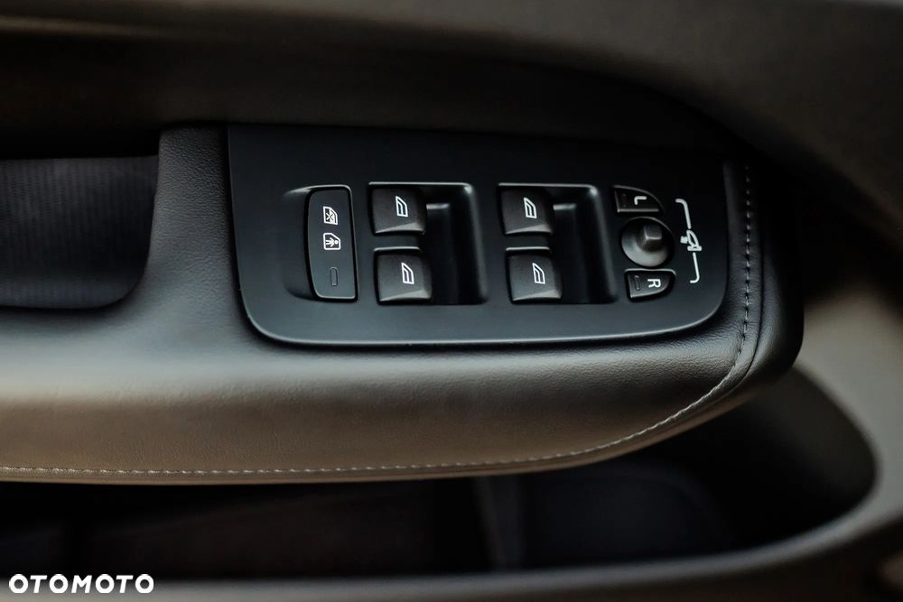 Volvo XC 60 B5 B AWD Plus Black Edition - 34