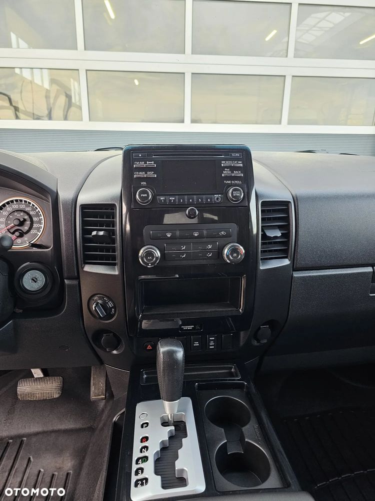 Nissan Titan 5.6 V8 SE Crew Cab - 9