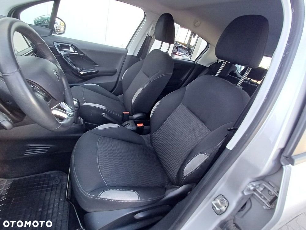 Peugeot 208 1.2 PureTech Style - 12