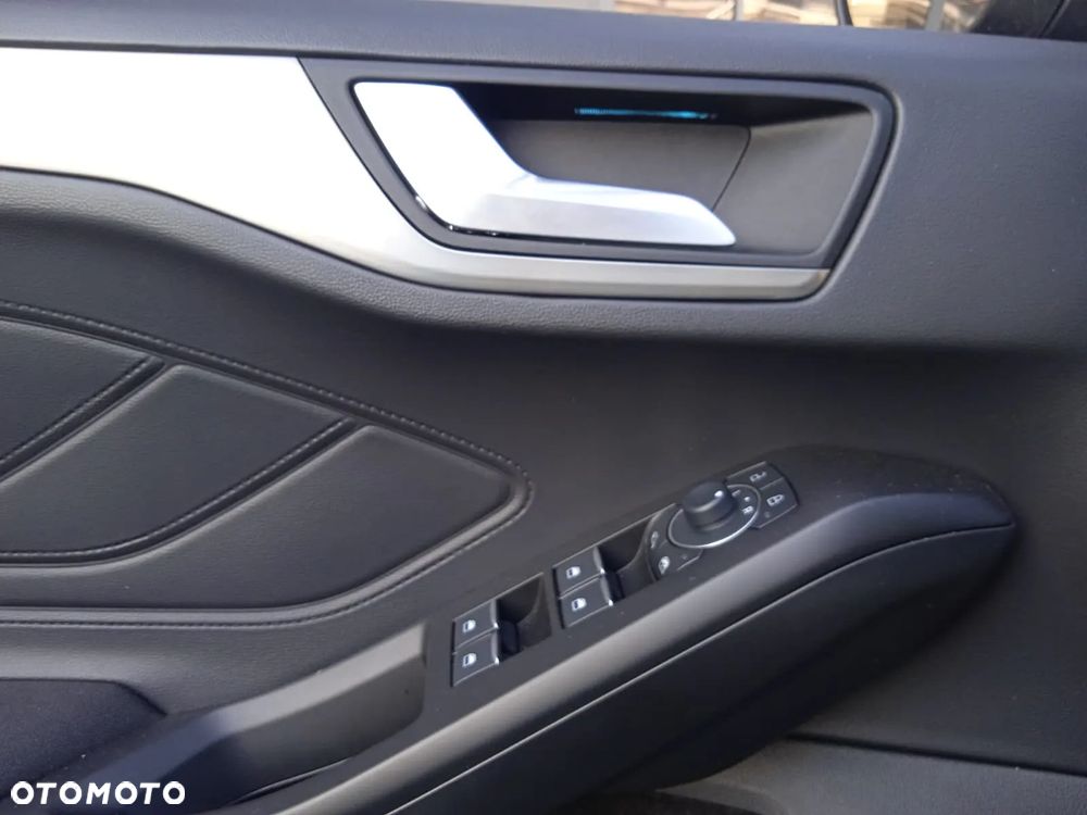 Ford Focus 1.0 EcoBoost Titanium X - 32