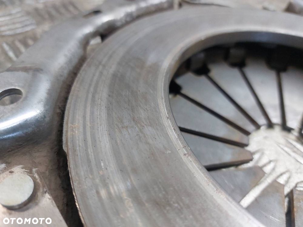 SPRZĘGŁO TARCZA + DOCISK + ŁOŻYSKO OPOROWE TOYOTA YARIS I 1.4 D4D - 6